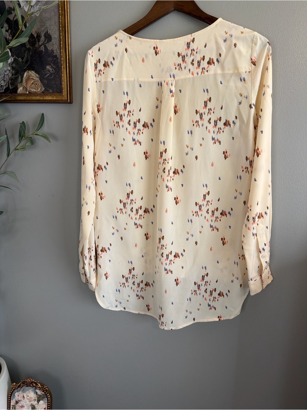 Fossil 100% Silk Blouse Size Small Cream Abstract Print Hi Low Hem - Picture 7 of 9